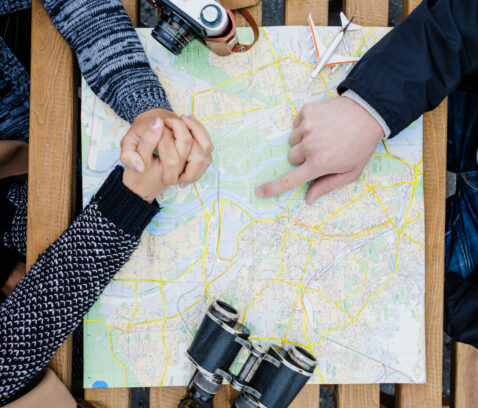 tourists-sitting-with-map